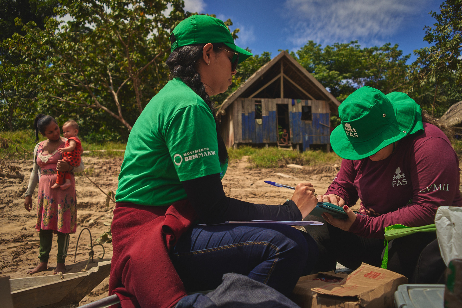 Equipe da FAS registrando informações em atividade de campo na comunidade