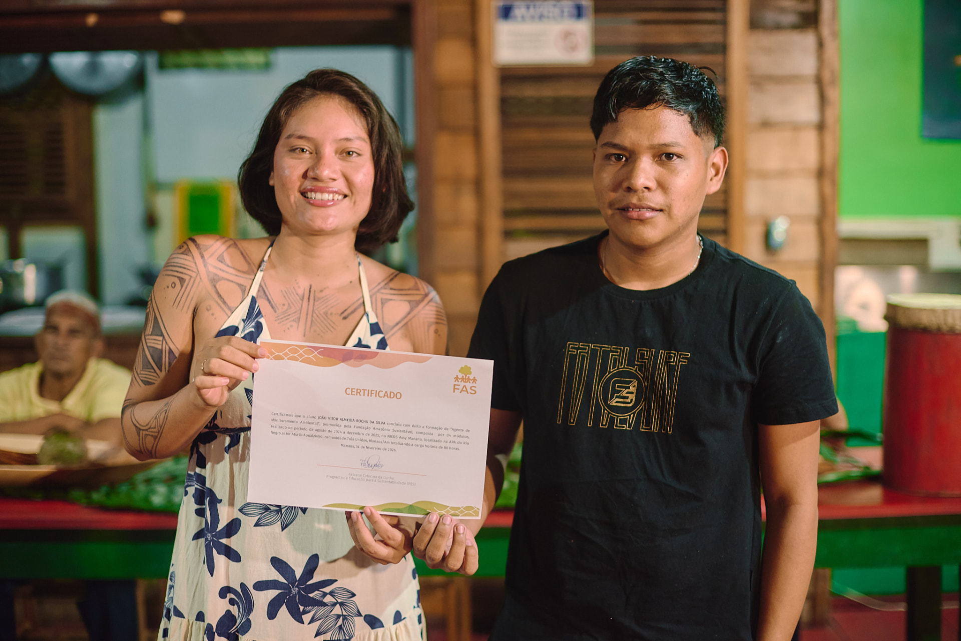 Estudantes exibindo certificado de formação de agente de monitoramento ambiental