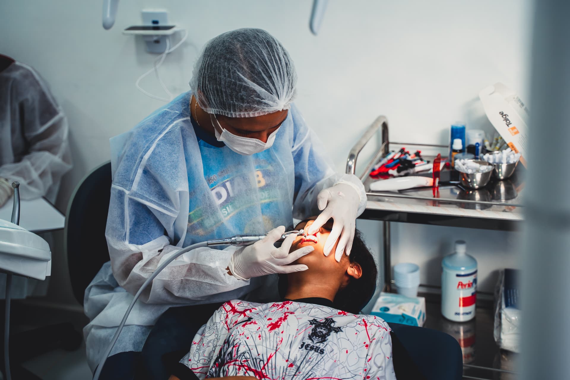 Atendimento odontológico a jovem em consultório instalado em comunidade amazônica