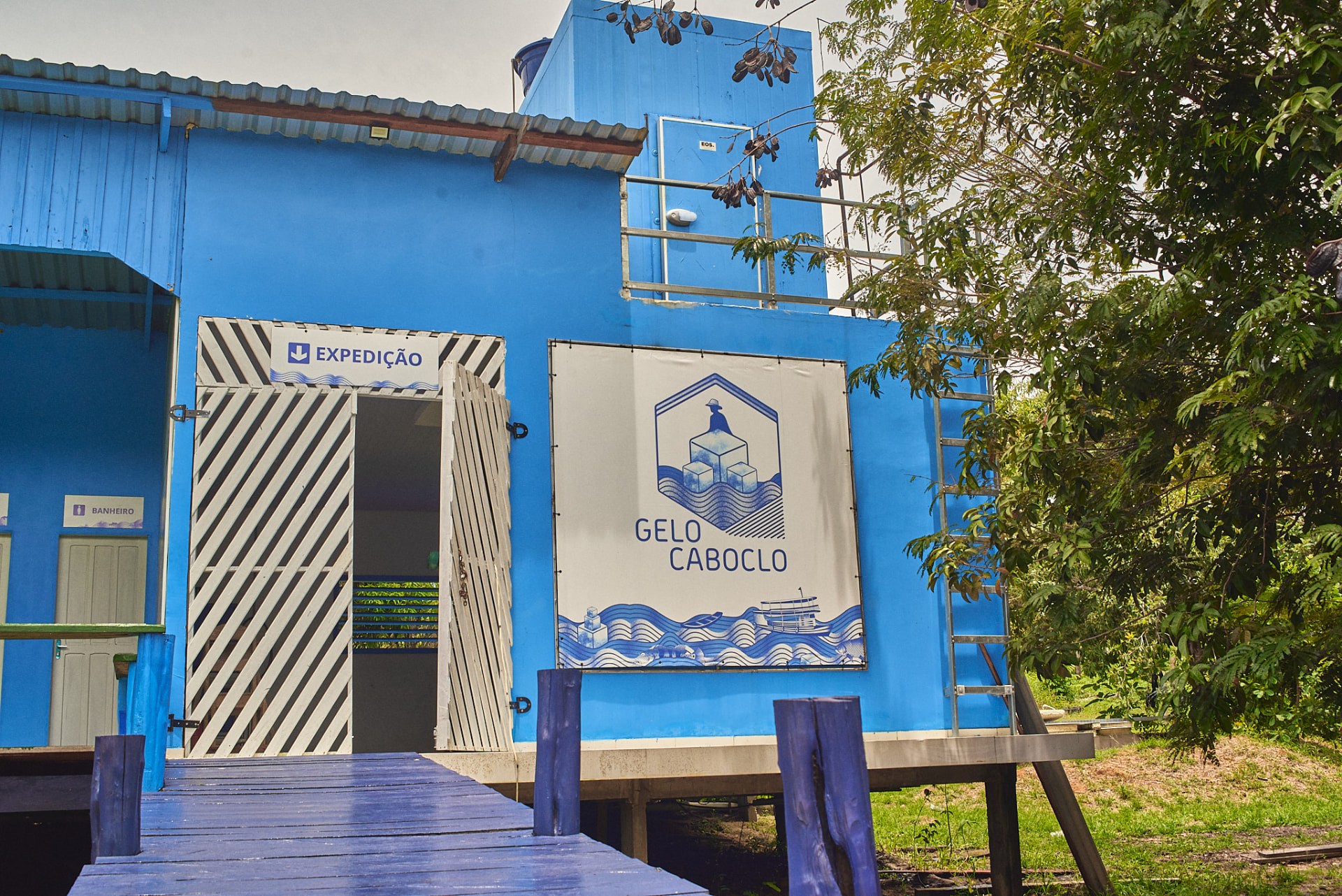 Fachada azul da fábrica de gelo comunitária Gelo Caboclo